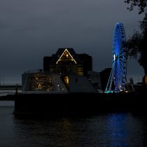 (07) Das Riesenrad am Kölner Schokoladenmuseum, Abenddämmerung