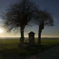 (09) Heiligenhäuschen am Feldweg bei Rösberg / Ville