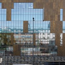 Glasfassade, in der sich die Stadt Wuppertal spiegelt