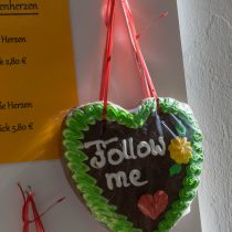 Lebkuchenherz mit der Aufschrift 'Follow me'