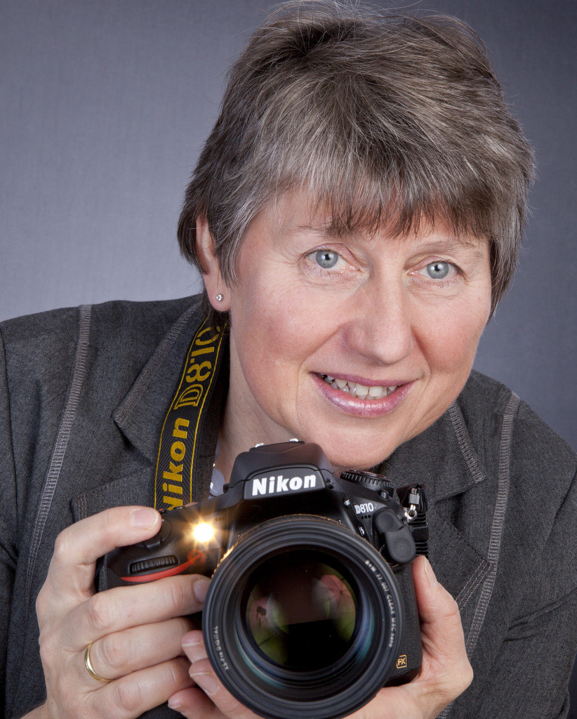Portrait E. Glatzer mit Kamera