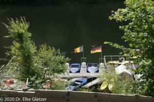 Am Bootsverleih flattern die belgische und deutsche Fahne fröhlich im Wind.
