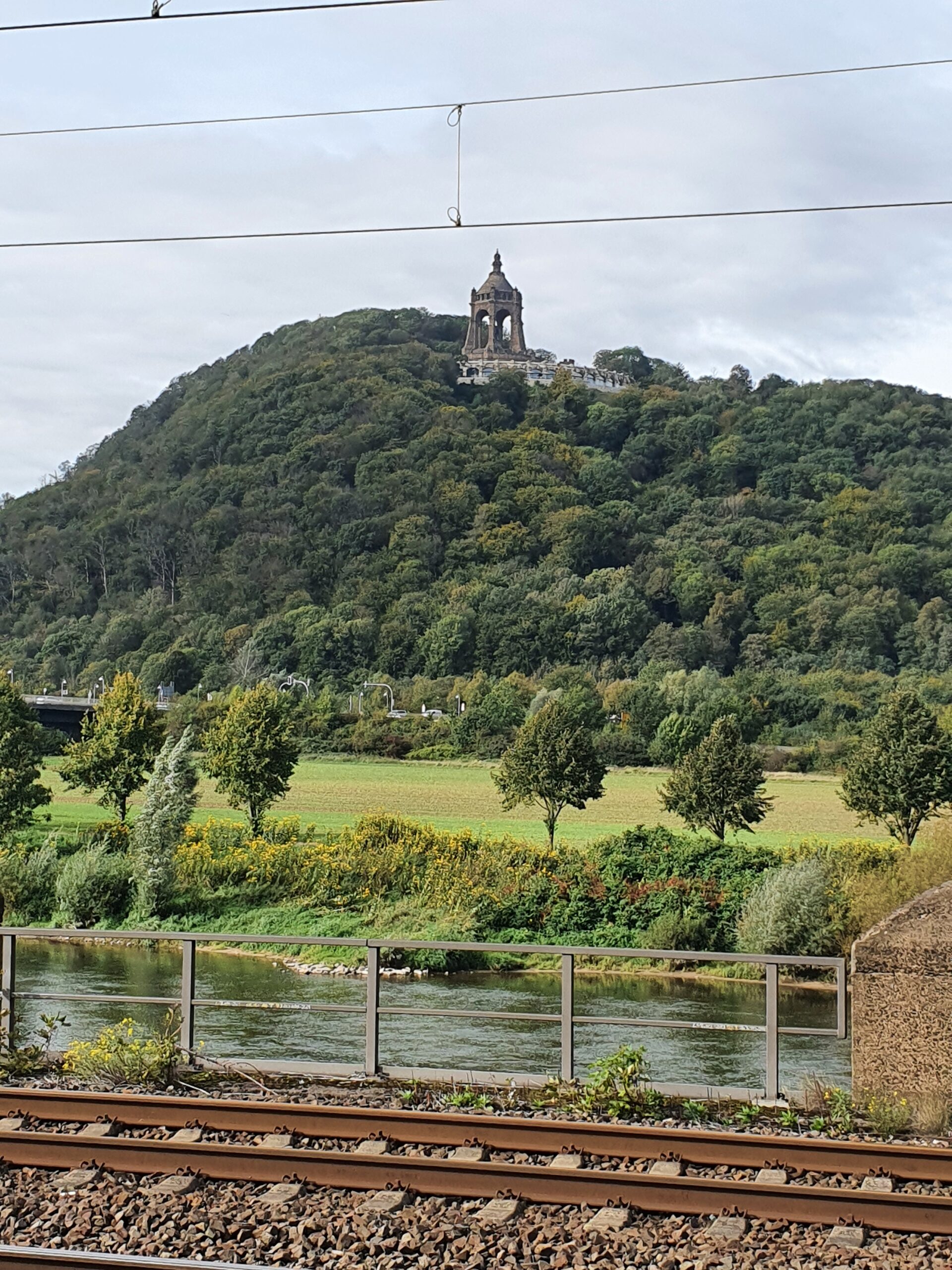 Blick vom Bahnhof Porta Westfalica über die Weser hinweg zum Kaiser-Wilhelm-Denkmal