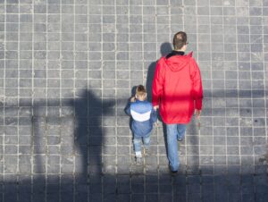 Von oben fotografierte Fußgänger, daneben mein Schatten